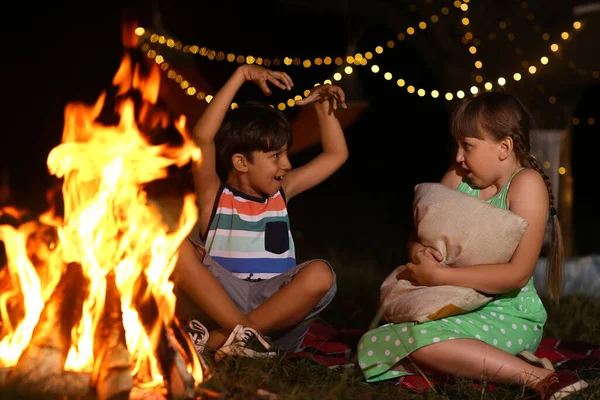 Niños Pequeños Cerca Del Fuego Noche Verano — Foto de Stock