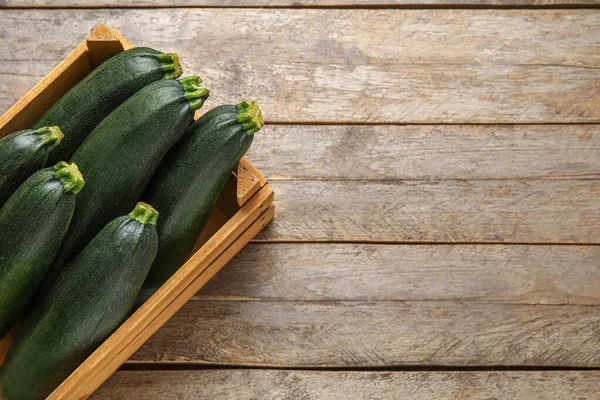 Holzkiste Mit Frischen Zucchini Kürbissen Auf Hölzernem Hintergrund — Stockfoto