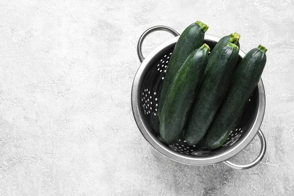 Colander Fresh Zucchini Squashes Light Background — Stock Photo, Image