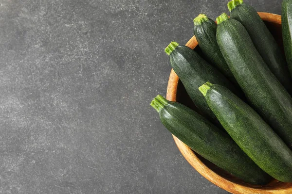 Schüssel Mit Frischen Zucchini Kürbissen Auf Dunklem Hintergrund Nahaufnahme — Stockfoto