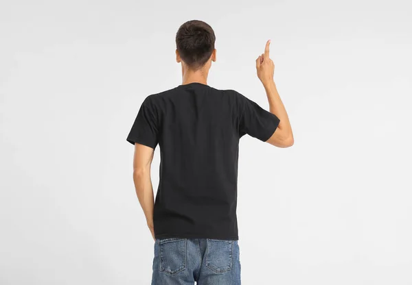 Stilig Ung Man Snygg Shirt Pekar Något Ljus Bakgrund — Stockfoto