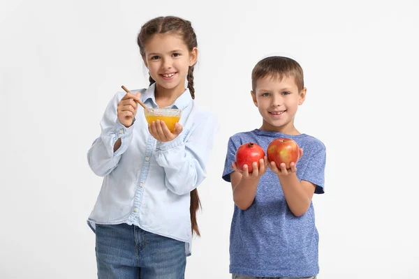 Bambini Piccoli Con Frutta Miele Sfondo Bianco Rosh Hashanah Capodanno — Foto Stock