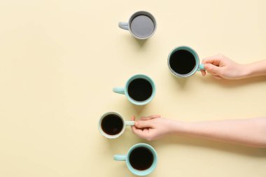 Kadın eli ve kahve fincanları.