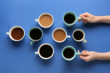 Kadın eli ve kahve fincanları.