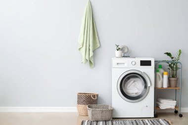 Modern çamaşır makinesiyle banyo.