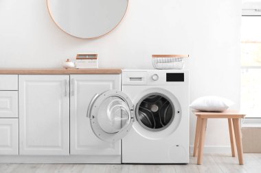 Modern çamaşır makinesiyle mutfağın içi.