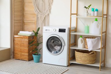 Modern çamaşır makinesiyle banyo.