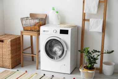 Modern çamaşır makinesiyle banyo.