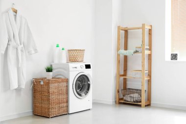 Modern çamaşır makinesiyle banyo.