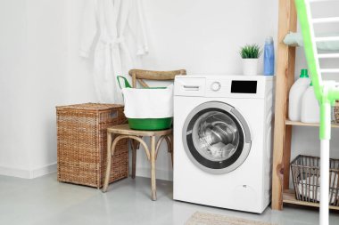 Modern çamaşır makinesiyle banyo.