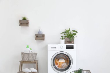 Modern çamaşır makinesiyle banyo.