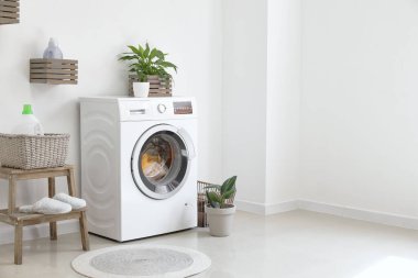 Modern çamaşır makinesiyle banyo.