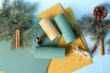 Renkli arkaplanda el yapımı mumlarla kompozisyon