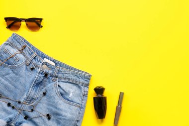 Renkli arka planda kadın aksesuarları, giysileri ve kozmetiği olan kompozisyon, yakın plan