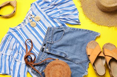 Kadın kıyafetleri, ayakkabıları ve aksesuarları olan kompozisyon renk arkaplanı, yakın plan