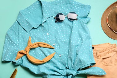 Renkli arka planda kadın kıyafetleri ve aksesuarları olan kompozisyon, yakın plan