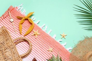 Renkli arka planda plaj aksesuarları olan kompozisyon, yakın plan