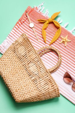 Renk arkaplanında plaj aksesuarları olan kompozisyon