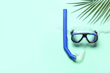 Renk arkaplanında şnorkelli maske ve tüp