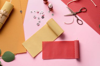 Renkli arkaplanda el yapımı mumlarla kompozisyon