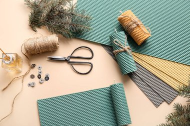 Renkli arkaplanda el yapımı mumlarla kompozisyon