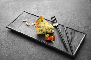 Esmer arka planda lezzetli ıspanaklı tart kompozisyonu