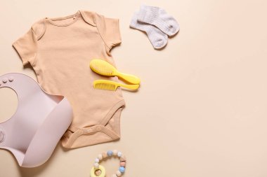 Renkli arka planda bebek kıyafetleri ve aksesuarlar