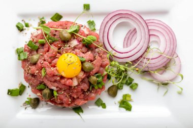 Lezzetli tartarlı tabak, yakın plan.