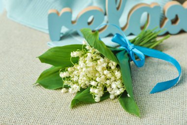 Vadideki güzel zambak çiçekleri sandalyede, yakın plan