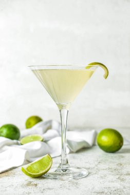 Hafif arka planda lezzetli bir kokteyl bardağı.