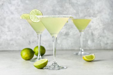 Hafif arka planda lezzetli kokteyl bardakları.