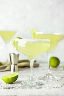 Hafif arka planda lezzetli kokteyl bardakları.