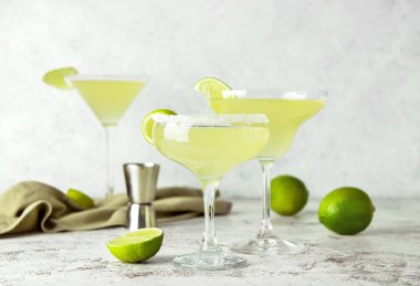 Hafif arka planda lezzetli kokteyl bardakları.