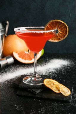 Bir bardak Hemingway kokteyli koyu arkaplanda.