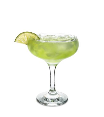 Beyaz arka planda bir bardak soğuk kokteyl.