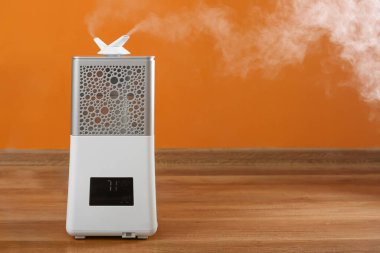 Oda da modern nemlendirici var.