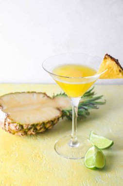 Hafif arka planda bir bardak ananas kokteyli.