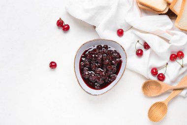 Hafif arka planda kiraz reçelli kase