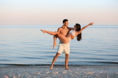 Deniz kıyısındaki mutlu genç çift