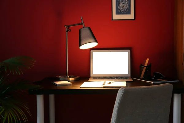 Snygg Arbetsplats Med Modern Laptop Och Glödande Lampa Kvällen — Stockfoto