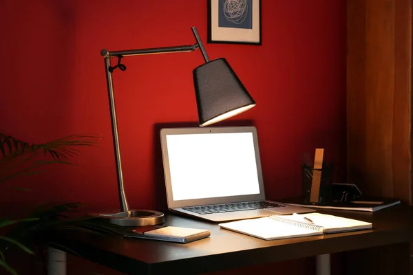 时尚的工作场所 晚上有现代笔记本电脑和发光灯 — 图库照片