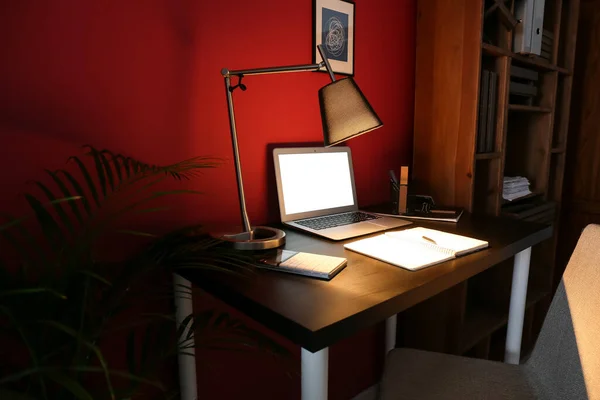 Snygg Arbetsplats Med Modern Laptop Och Glödande Lampa Kvällen — Stockfoto