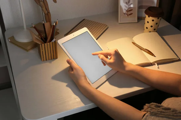 Frau Späten Abend Mit Tablet Computer Hause — Stockfoto