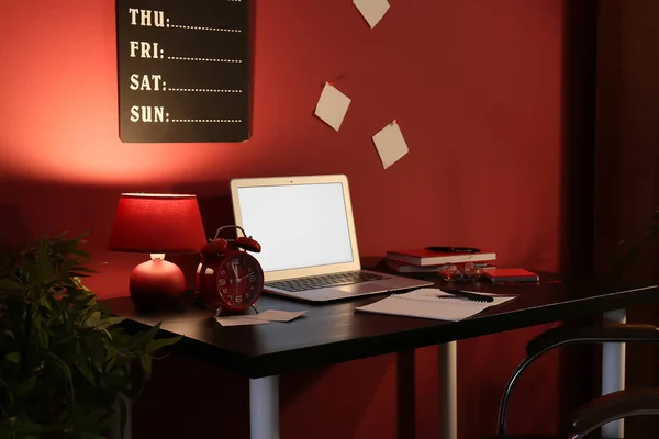 Snygg Arbetsplats Med Modern Bärbar Dator Och Glödande Lampa Nära — Stockfoto