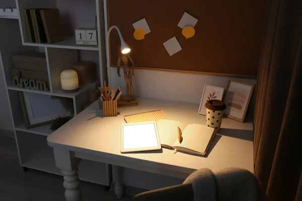 Elegante Lugar Trabajo Con Tableta Lámpara Brillante Habitación Oscura — Foto de Stock