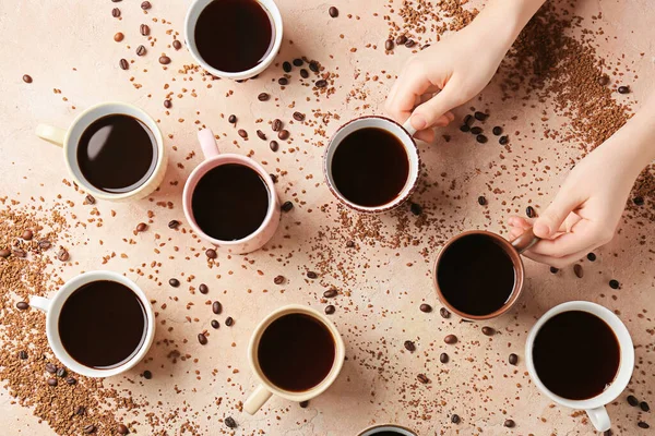 Kvinnliga Händer Och Koppar Kaffe Färg Bakgrund — Stockfoto