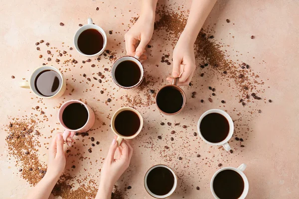 Kvinnliga Händer Och Koppar Kaffe Färg Bakgrund — Stockfoto