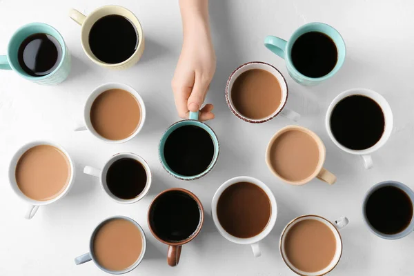 Mano Femenina Tazas Café Sobre Fondo Grunge — Foto de Stock