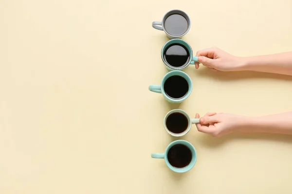 Kvinnliga Händer Och Koppar Kaffe Färg Bakgrund — Stockfoto