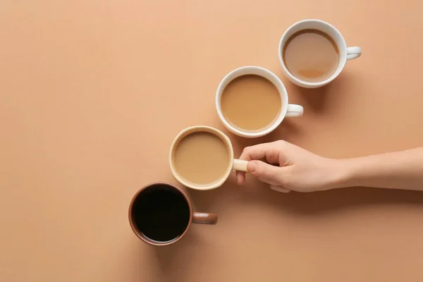 Mano Femenina Tazas Café Sobre Fondo Color — Foto de Stock